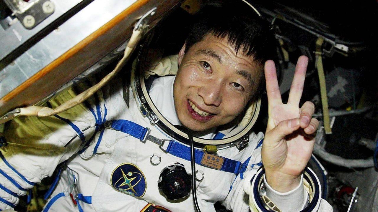 விண்வெளிக்குச் சென்ற சீனாவின் முதல் நபரான யாங் லிவே, செயலில் இருந்து அதிகாரப்பூர்வமாக ஓய்வு பெற்றார் விண்வெளிக்குச் சென்ற சீனாவின் முதல் நபரான யாங் லிவே, செயலில் இருந்து அதிகாரப்பூர்வமாக ஓய்வு பெற்றார்