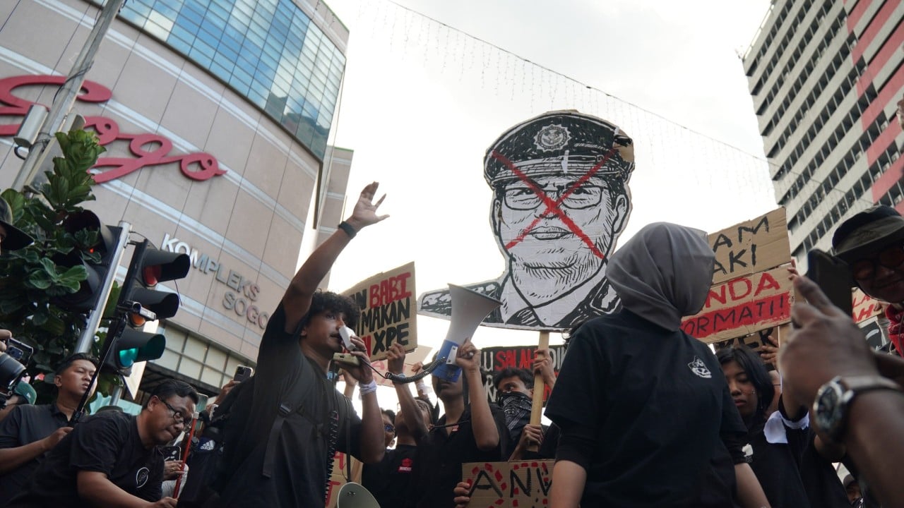 Malaysia summons anti-corruption chief in stock ownership probe