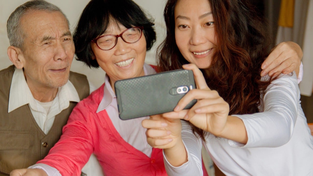 China ‘parenting parents’ trend sees youth teach mums and dads modern skills like taking selfies