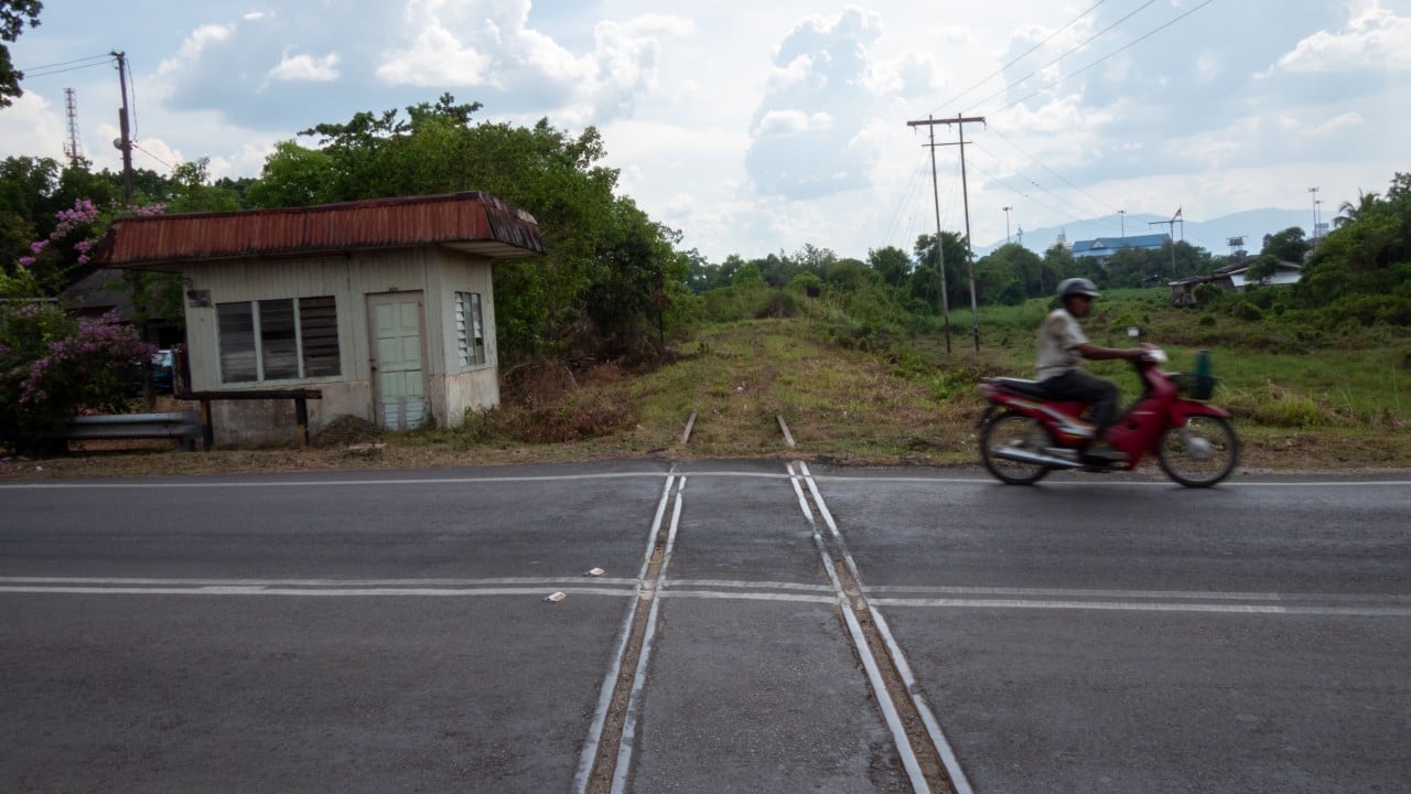 2 arrested after Malaysian border police chief targeted by gang shooting near Thailand