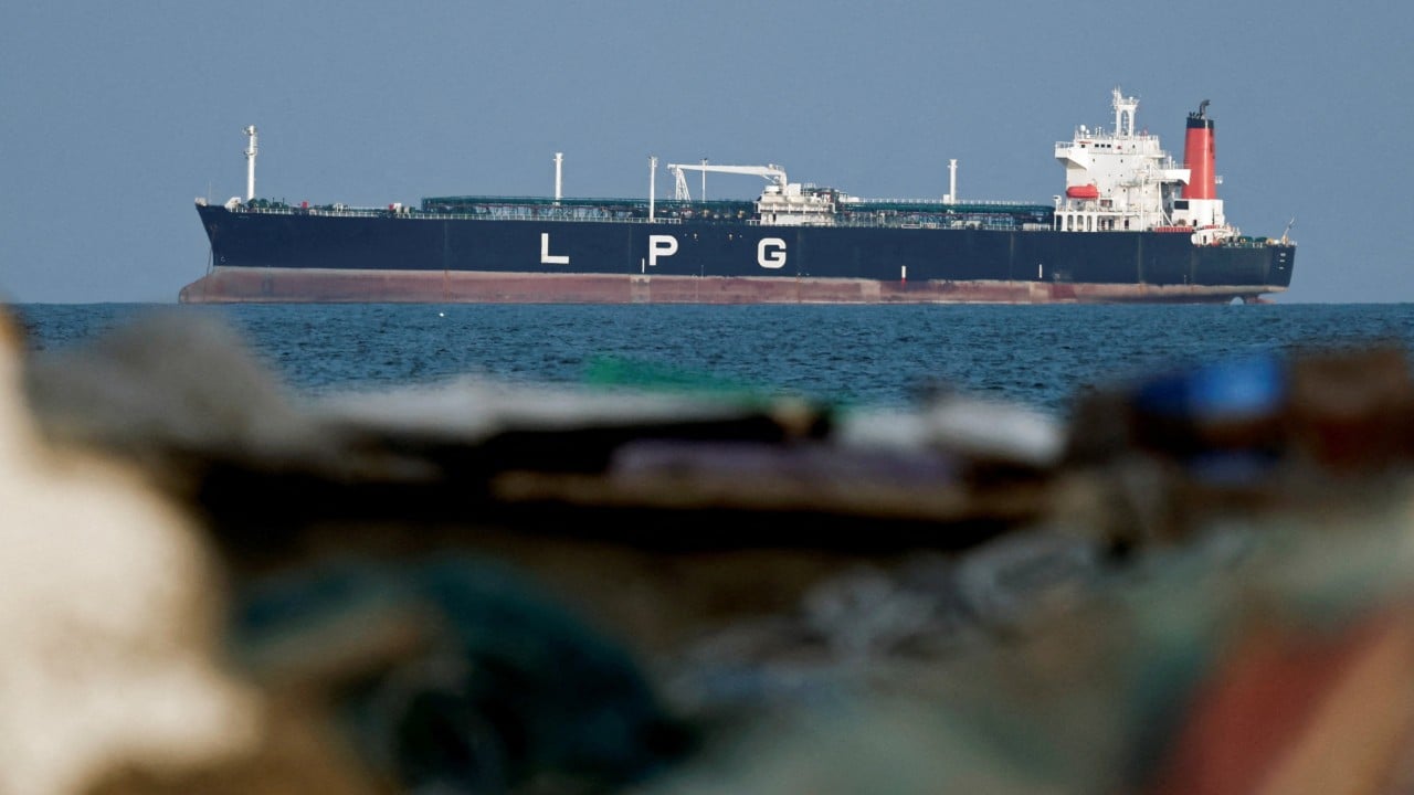 6,000 Filipino Mariners Trapped as Strait of Hormuz Crisis Intensifies