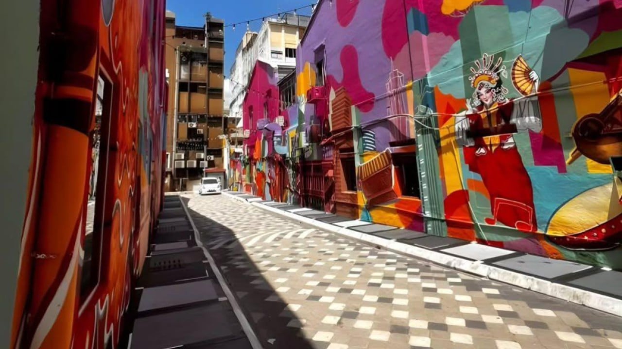 Some tourists in Malaysia make most of Mideast flight mess as others scramble to get home