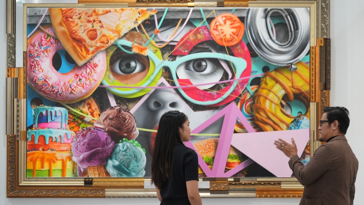 Visiting galleries may keep artworks in Hong Kong for months due to shipping chaos