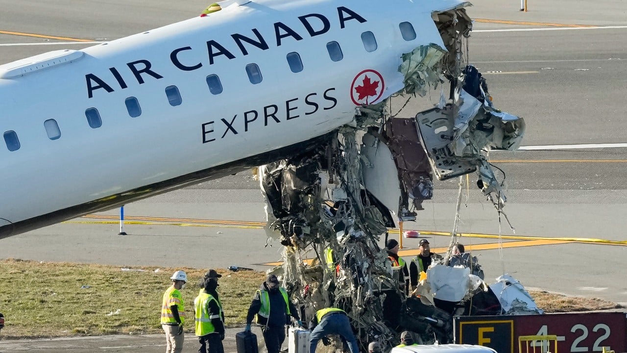 US officials downplay controller ‘distraction’ in New York LaGuardia plane crash