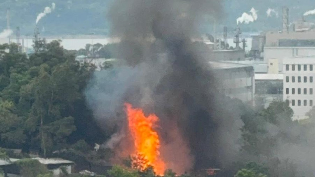 Explosion at Hong Kong recycling yard injures 2