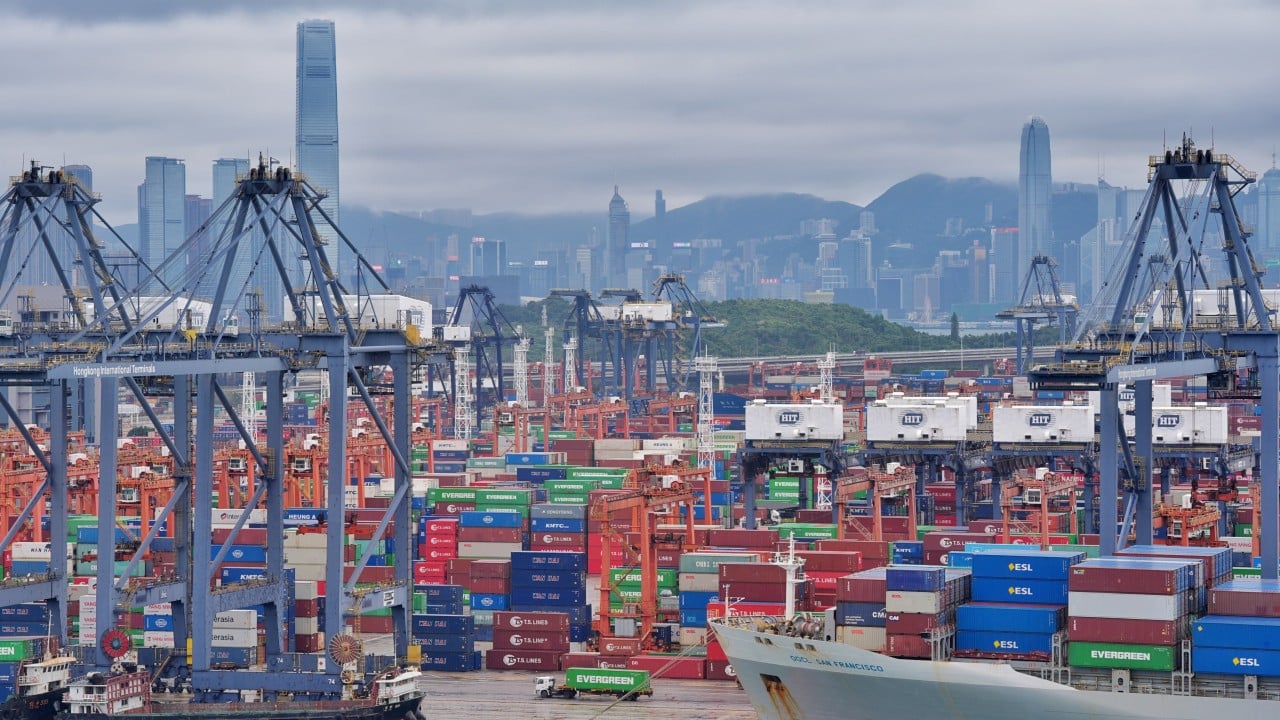 Hong Kong exporter confidence records steepest drop in 2 years