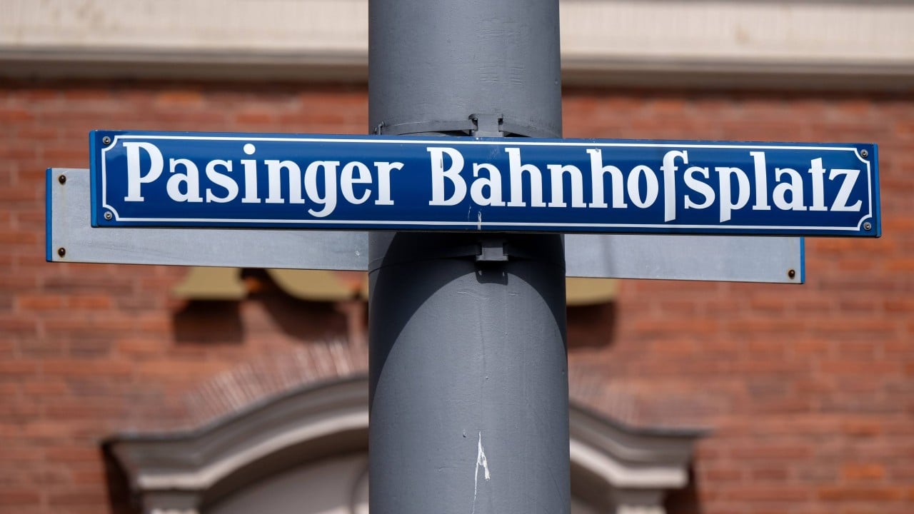 Almanya'da bir kadın, kapanan kapılardan geçmek için bir demiryolu işçisini ısırdı.