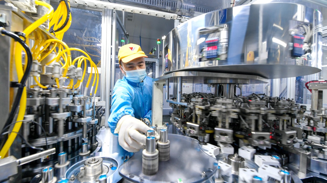 Çin'in batarya ve güneş enerjisi yöneticileri, aşırı kapasitenin sektör görünümünü gölgelemesi nedeniyle yukarıdan aşağıya kuralların uygulanmasını talep ediyor.