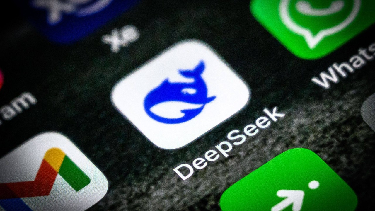 DeepSeek, V4 lansmanı öncesinde işe alımları artırıyor, çip stratejisi hakkında sorular dolaşıyor.
