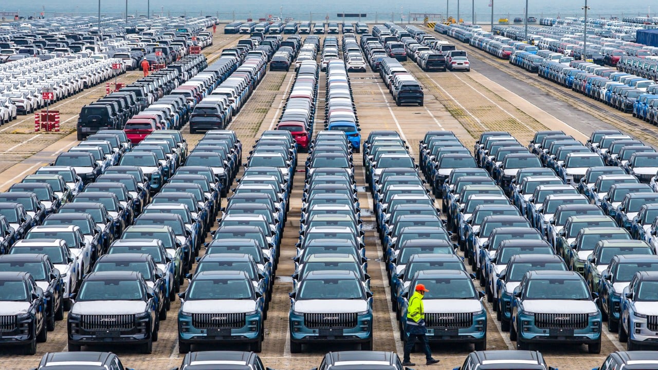 Chinese EV Stocks Defy Market Slump on Export Boom