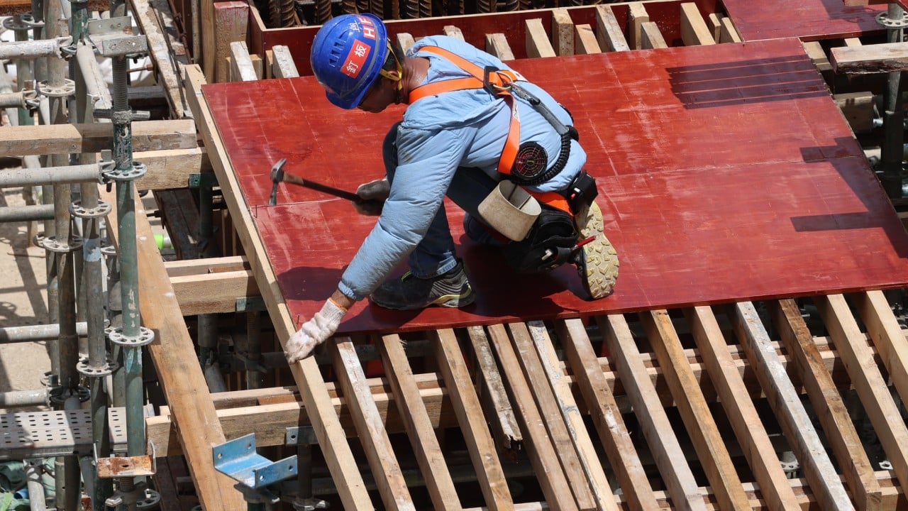 Hong Kong expands heat stress monitoring to better protect outdoor workers