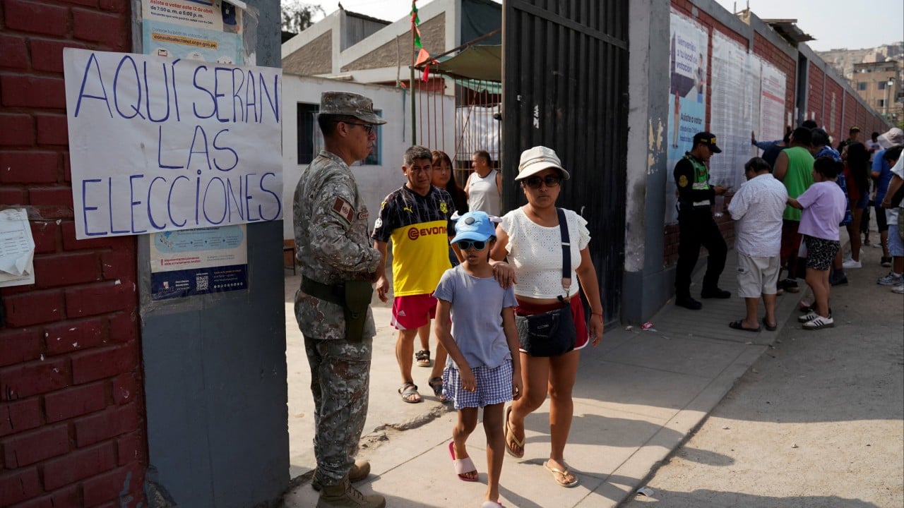 Peru extends voting for president and Congress amid delays at polling sites