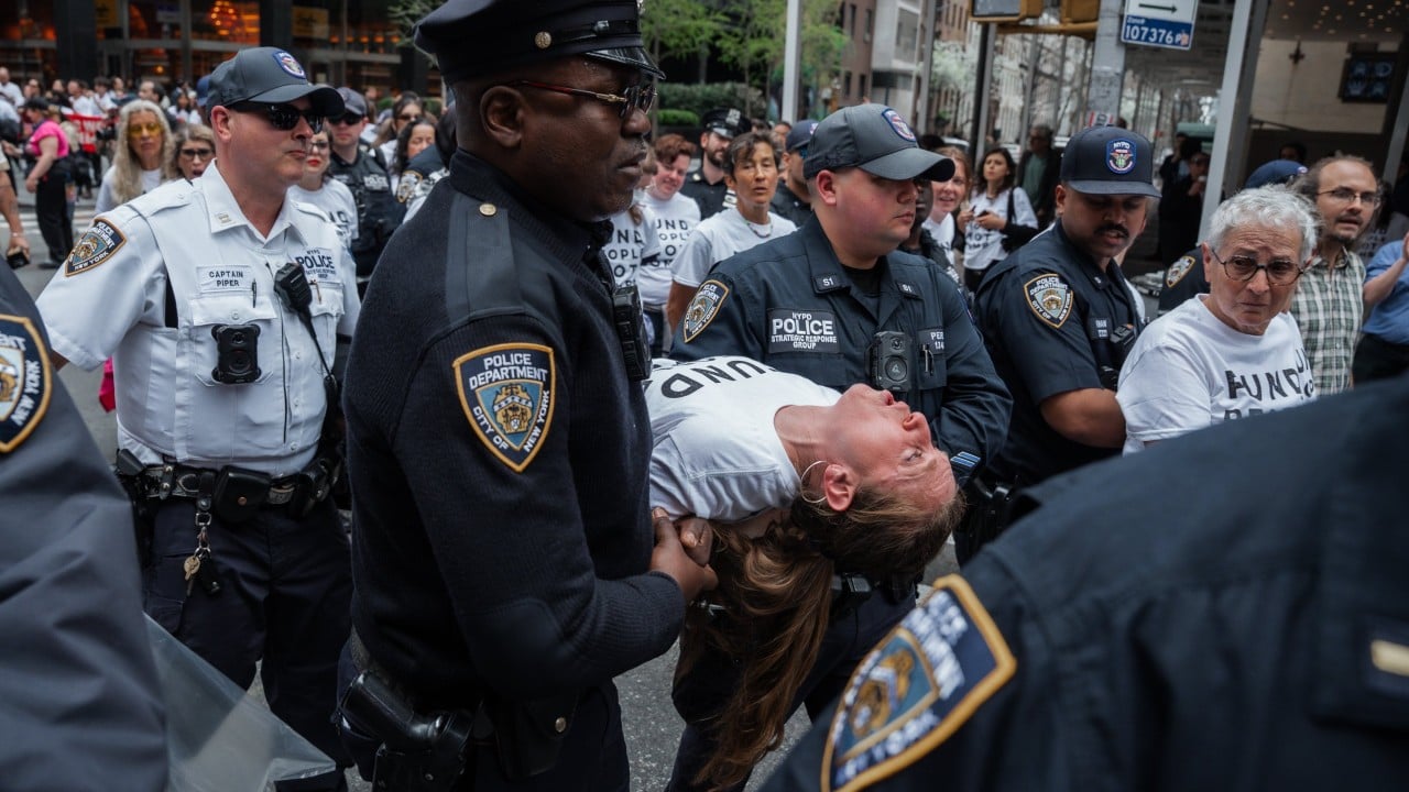 New York'ta, protestocular ABD'nin İsrail'e bomba satışını engellemesini talep ederken, onlarca kişi tutuklandı