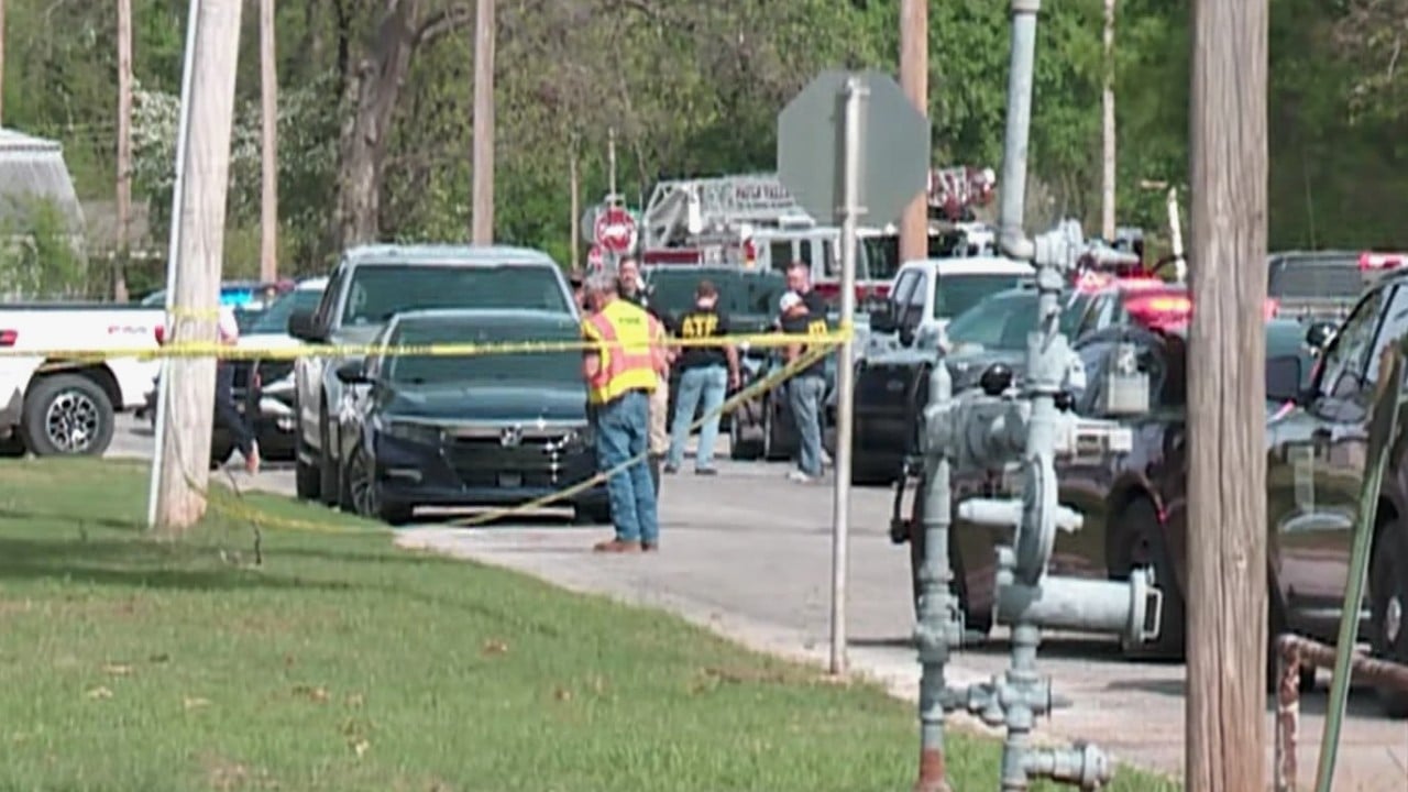 ABD'li lise müdürü, öğrenciler kaçarken silahlıyı etkisiz hale getirip silahını alıyor, dramatik video gösteriyor