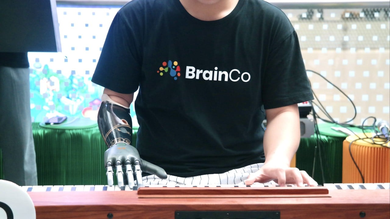 BrainCo'nun beyin-bilgisayar arayüzü HSBC zirvesinde zihin kontrolüyle çalışan el ile hayranlık uyandırdı