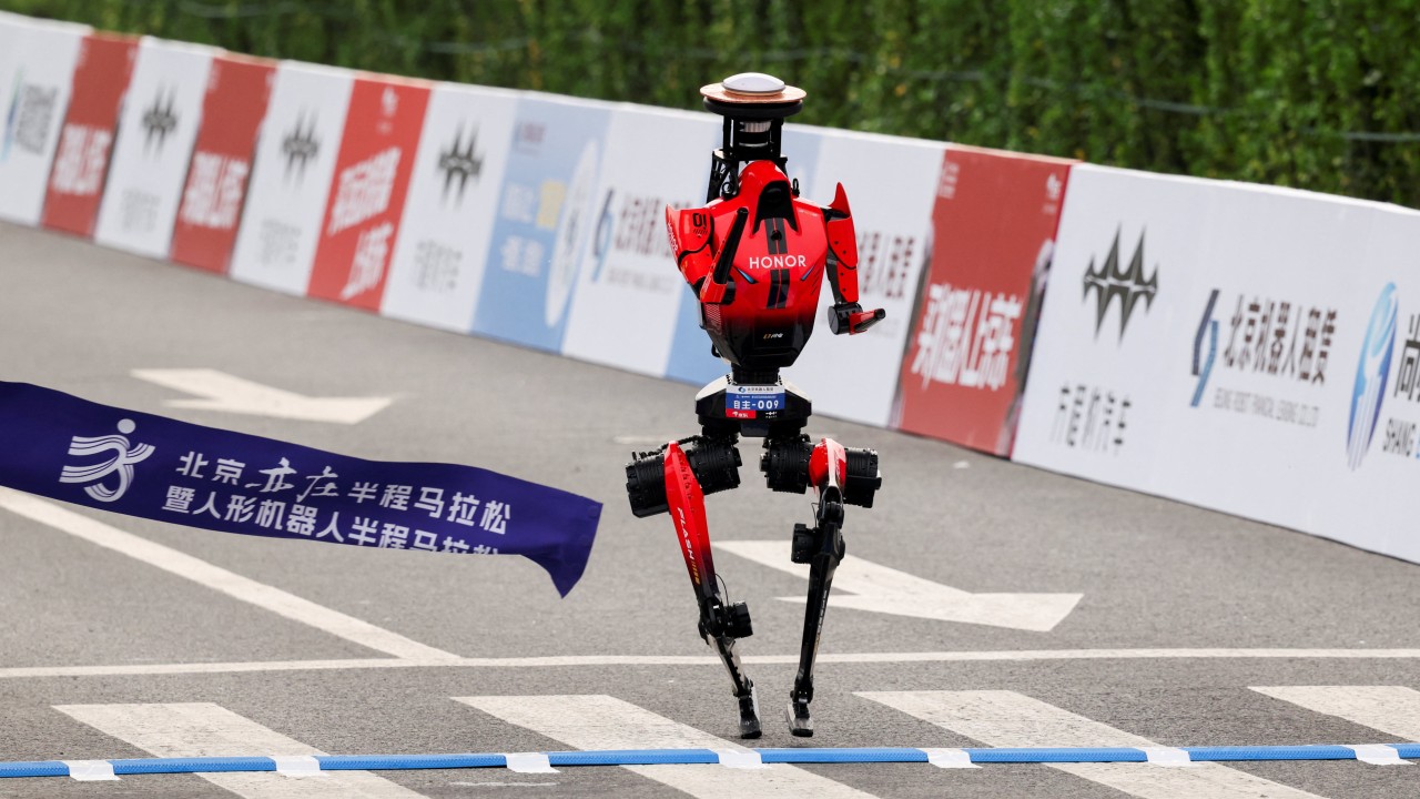 Pekin Robot Yarı Maratonu'nun Kazananı, İnsanlar İçin Dünya Rekorunu 6 Dakika Geçti