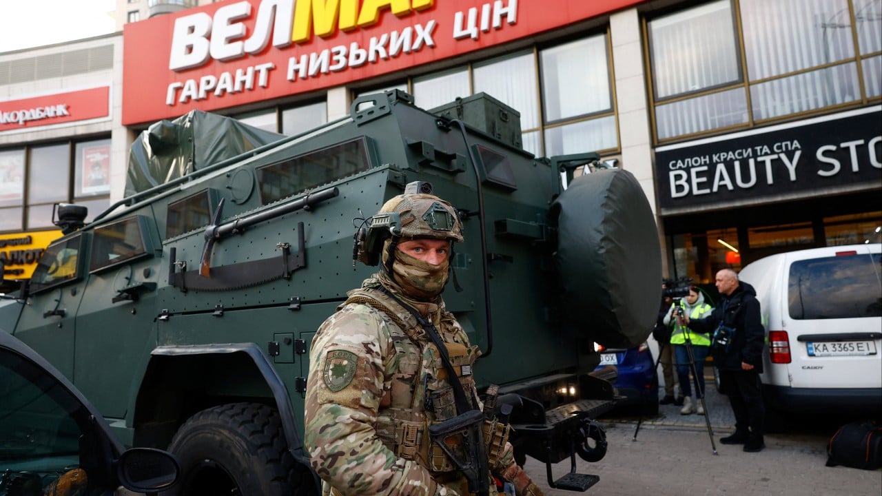 Kiev'de silahlı saldırgan 6 kişiyi öldürdü ve rehin aldı, ardından Ukrayna polisi tarafından vurularak öldürüldü.