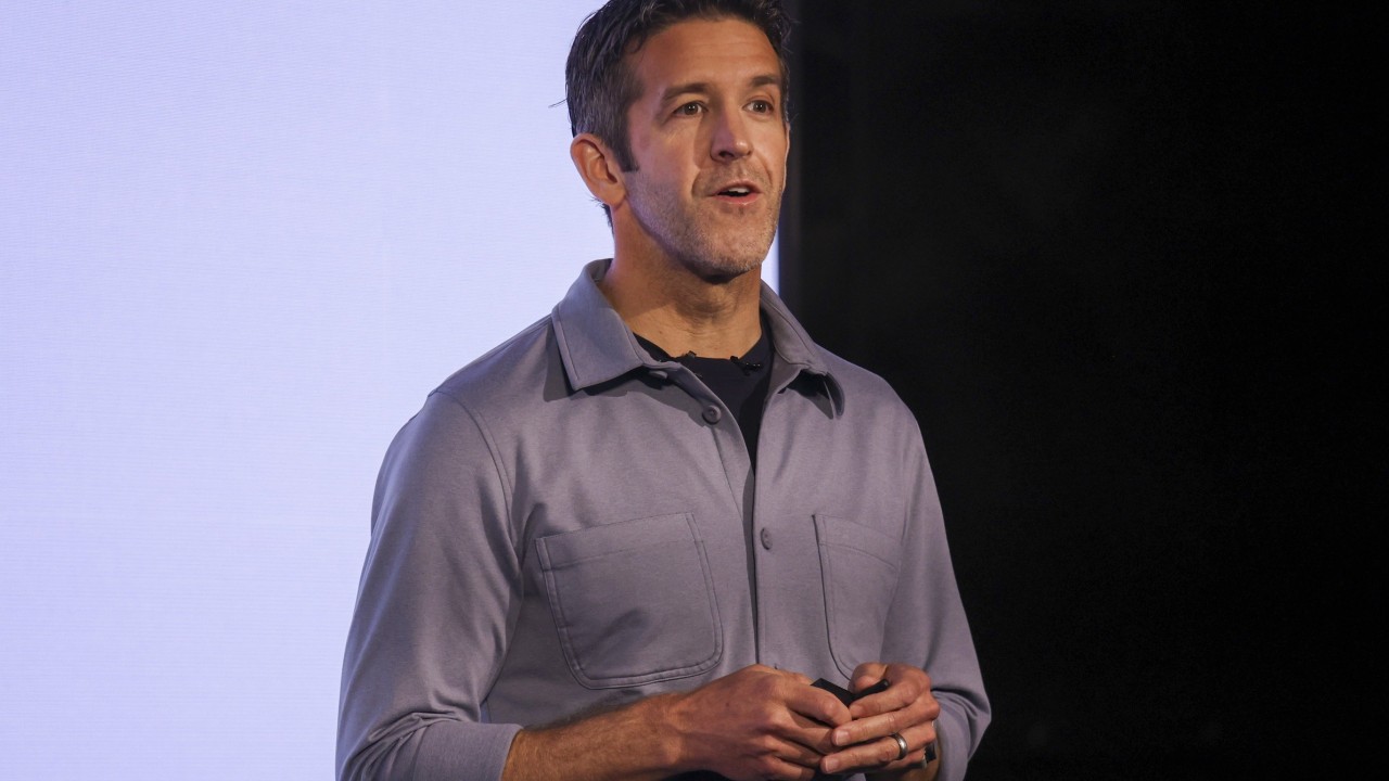 Yeni Apple CEO'su John Ternus, Tim Cook'un kenara çekilmesiyle karmaşık bir Çin portföyü devralıyor.