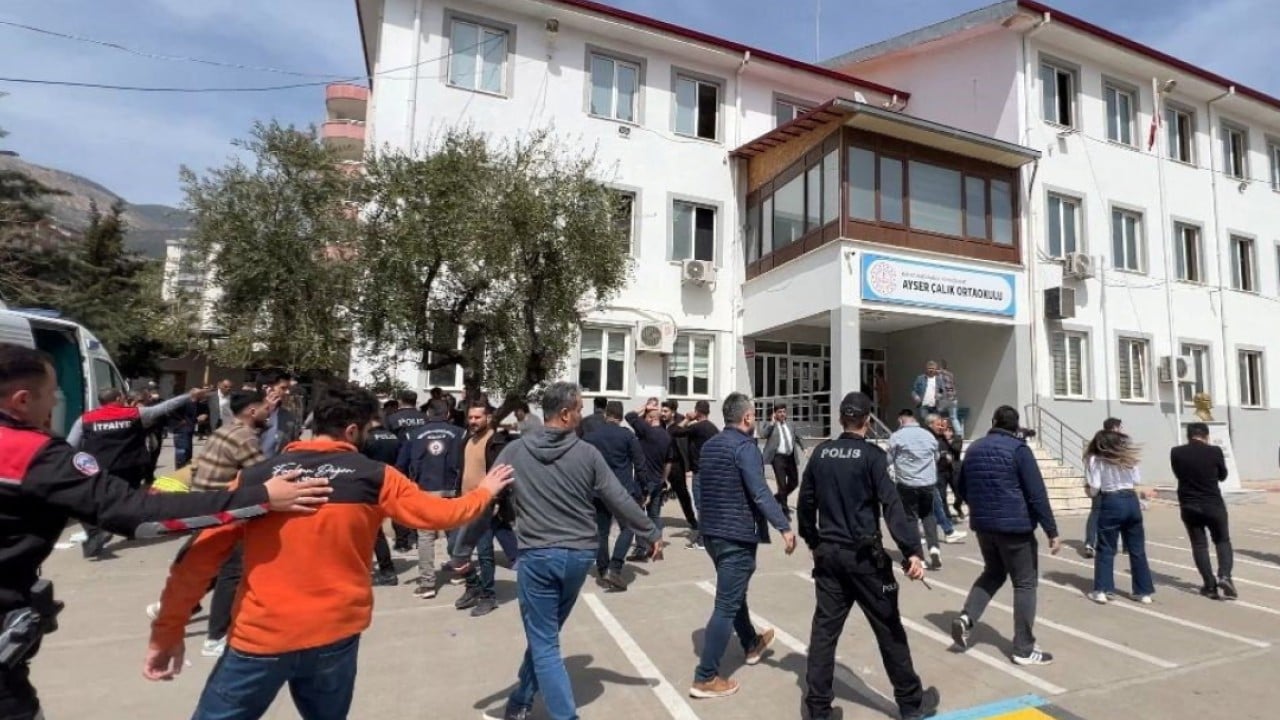 Türkiye, 15 yaş altındakilerin sosyal medya erişimini kısıtlayan yasayı kabul etti.