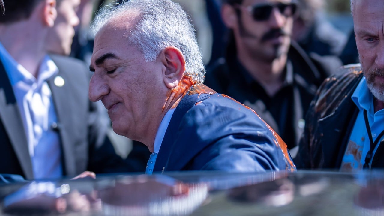 İran'ın sürgündeki taç prensi Pahlavi Berlin'de kırmızı bir maddeyle sıçratıldı