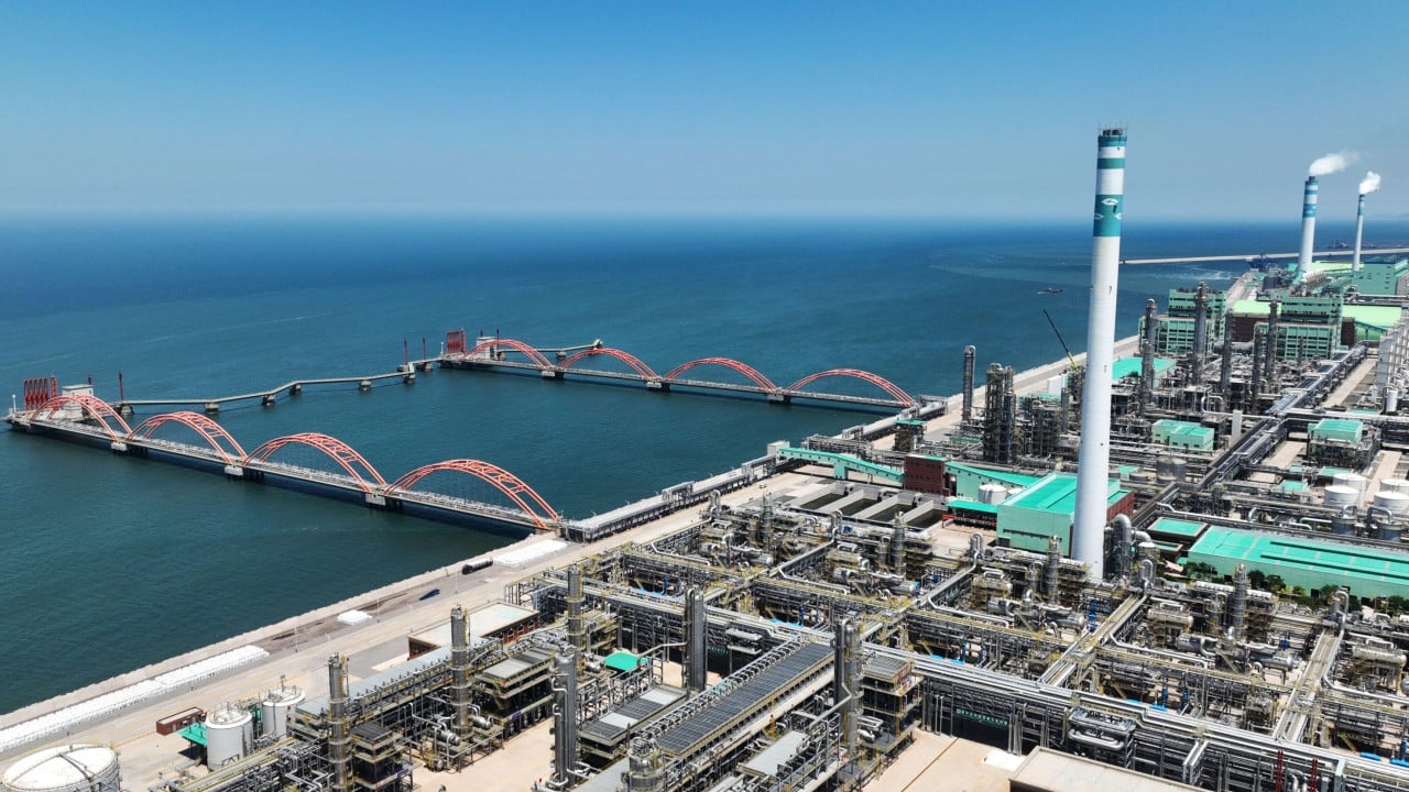 US sanctions China-based oil refinery and 40 shippers over Iran oil