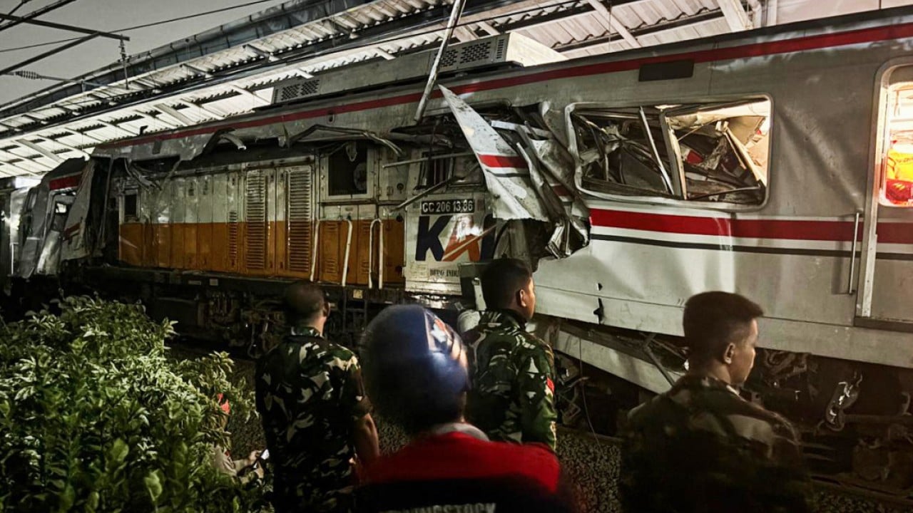 14 killed and dozens injured in train crash near Jakarta