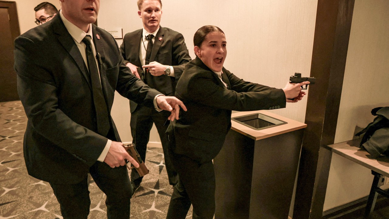 Are US agents around Trump armed with Chinese red dot sights?