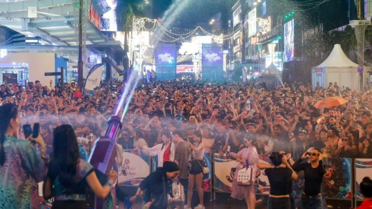Crowd disarms knife-wielding woman at Malaysia water festival