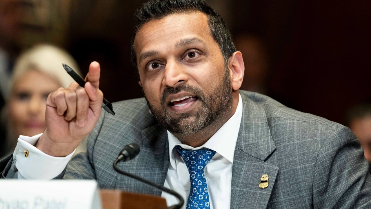 FBI-directeur Kash Patel ontkent drankbeschuldigingen in verhit Senaatsdebat