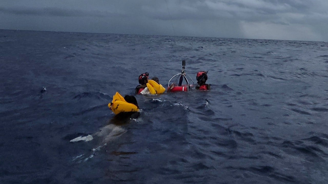 Onze pessoas sobrevivem à queda de avião no mar na Flórida