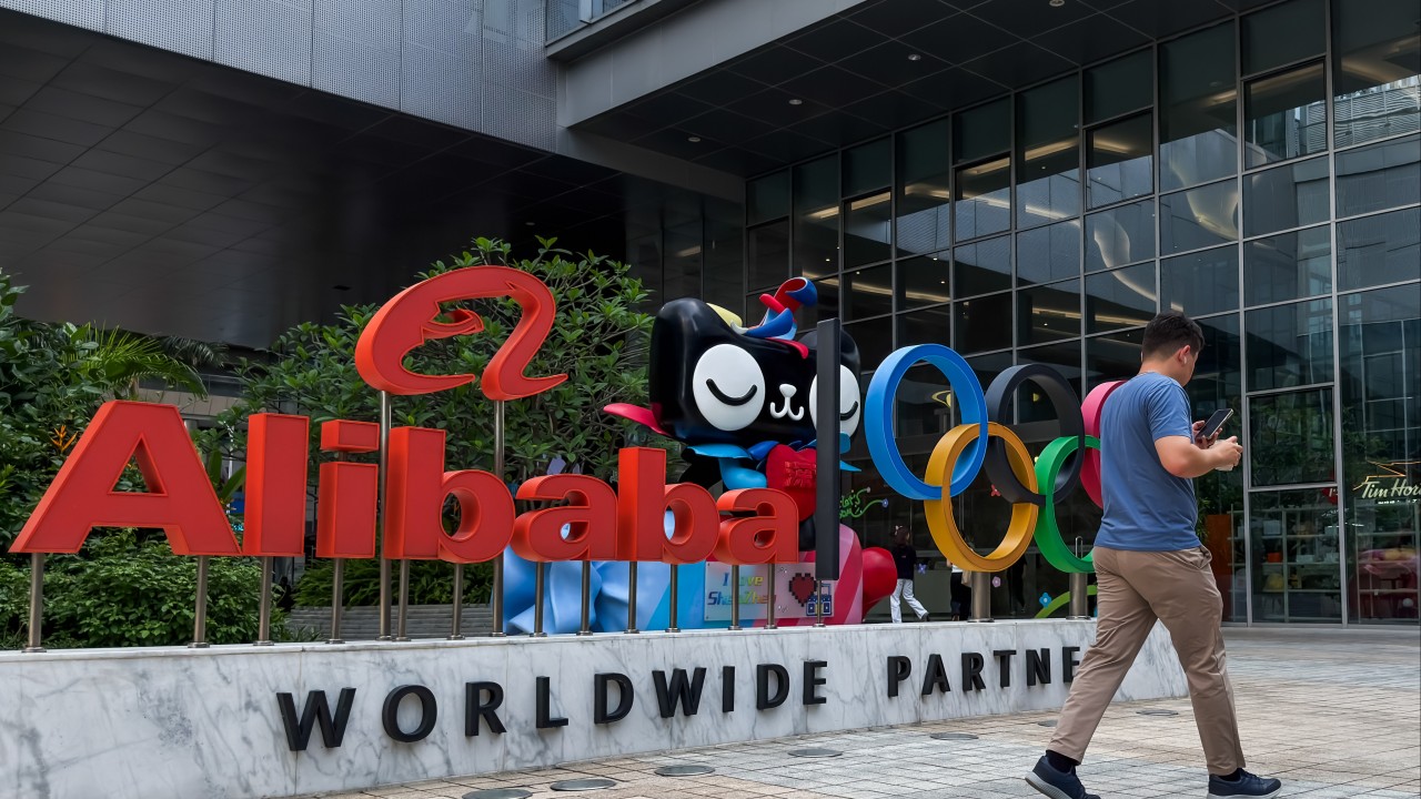 Alibaba hisseleri New York'ta %8 yükseldi, firma AI'ye geçişi hızlandırıyor.