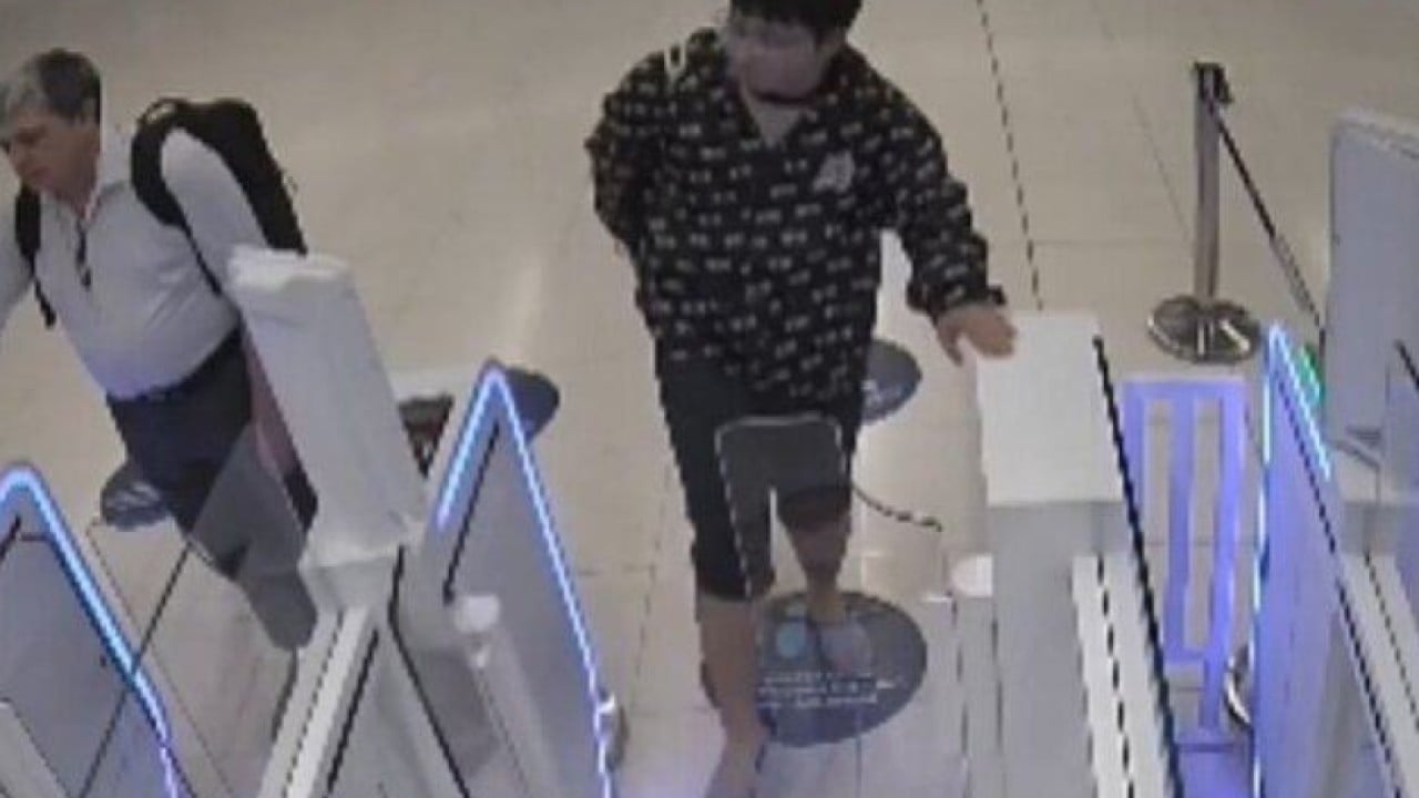 Turista chinês é banido da Tailândia após danificar portões em aeroporto