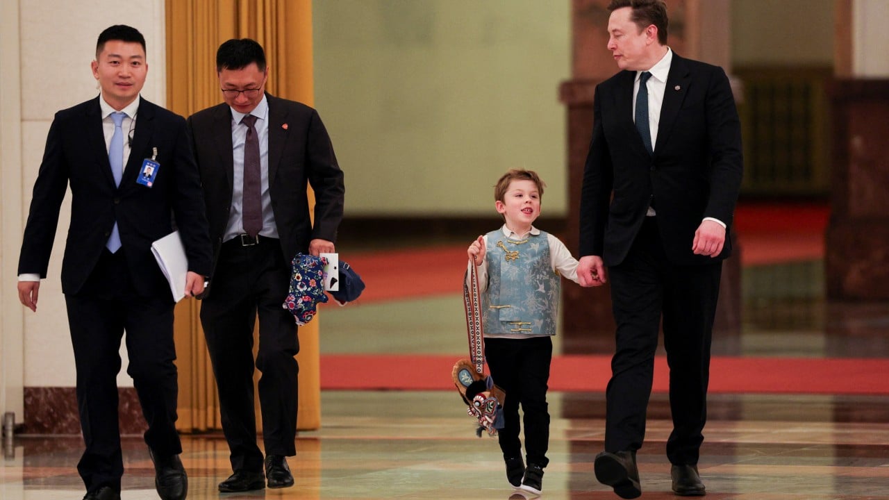 Bolsa usada por filho de Elon Musk viraliza nas redes sociais chinesas