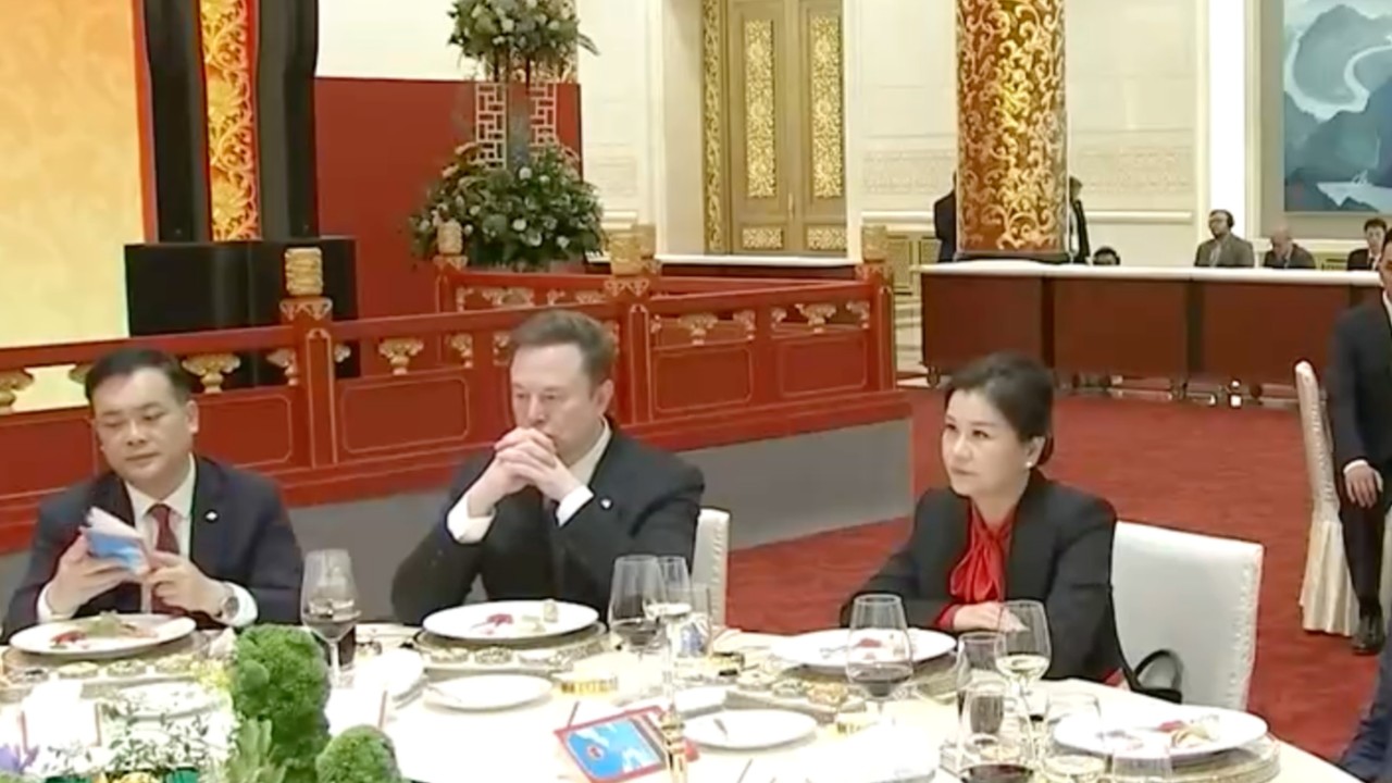 Zhou Qunfei ile Tanışın: Çin devlet ziyafetinde Tim Cook ve Elon Musk'ın arasında oturan kadın