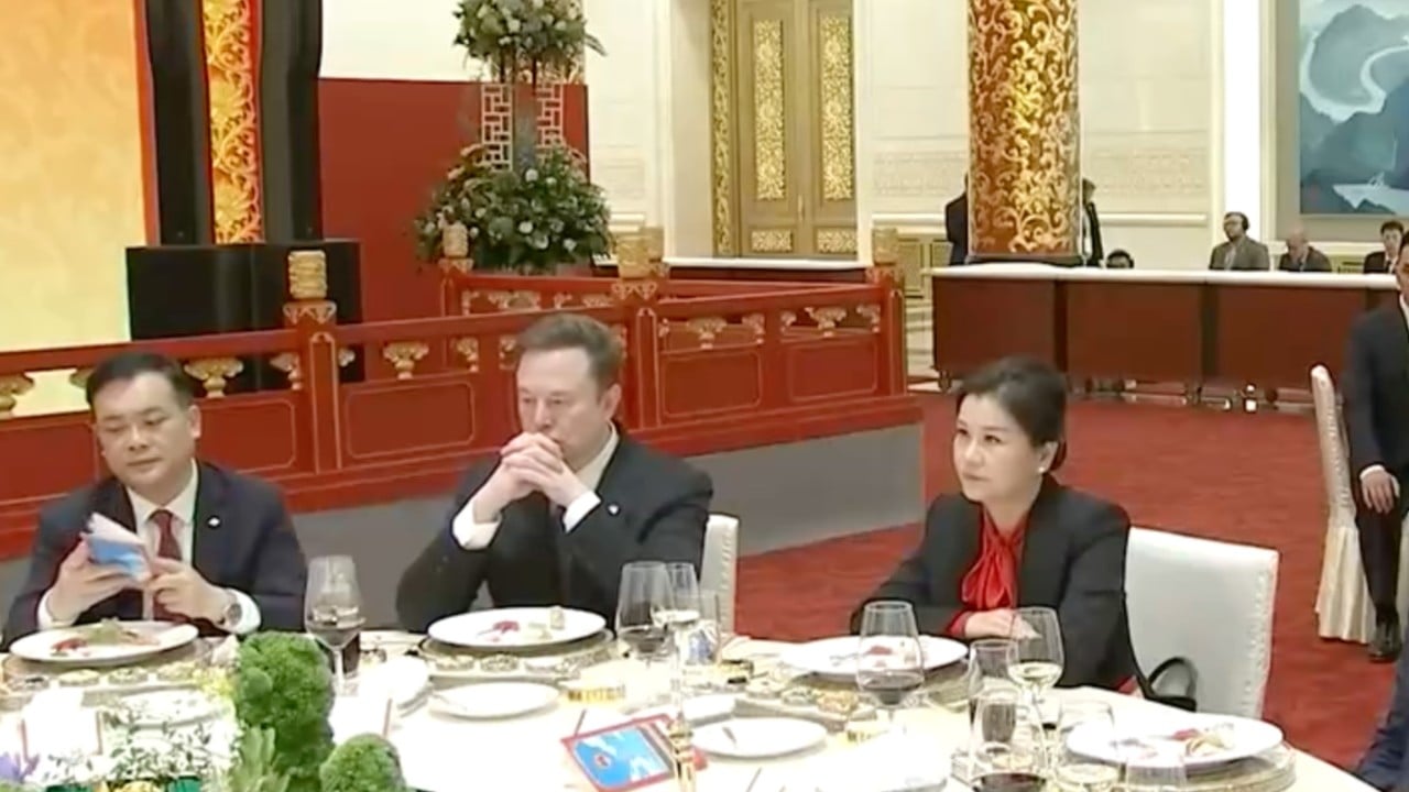 Zhou Qunfei ile Tanışın: Çin devlet ziyafetinde Tim Cook ve Elon Musk'ın arasında oturan kadın