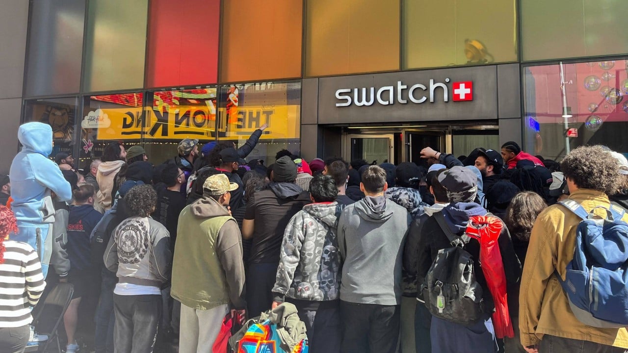 Swatch-Audemars Piguet saat lansmanı küresel kaosu ateşliyor, Paris'te gözyaşartıcı gaz kullanıldı