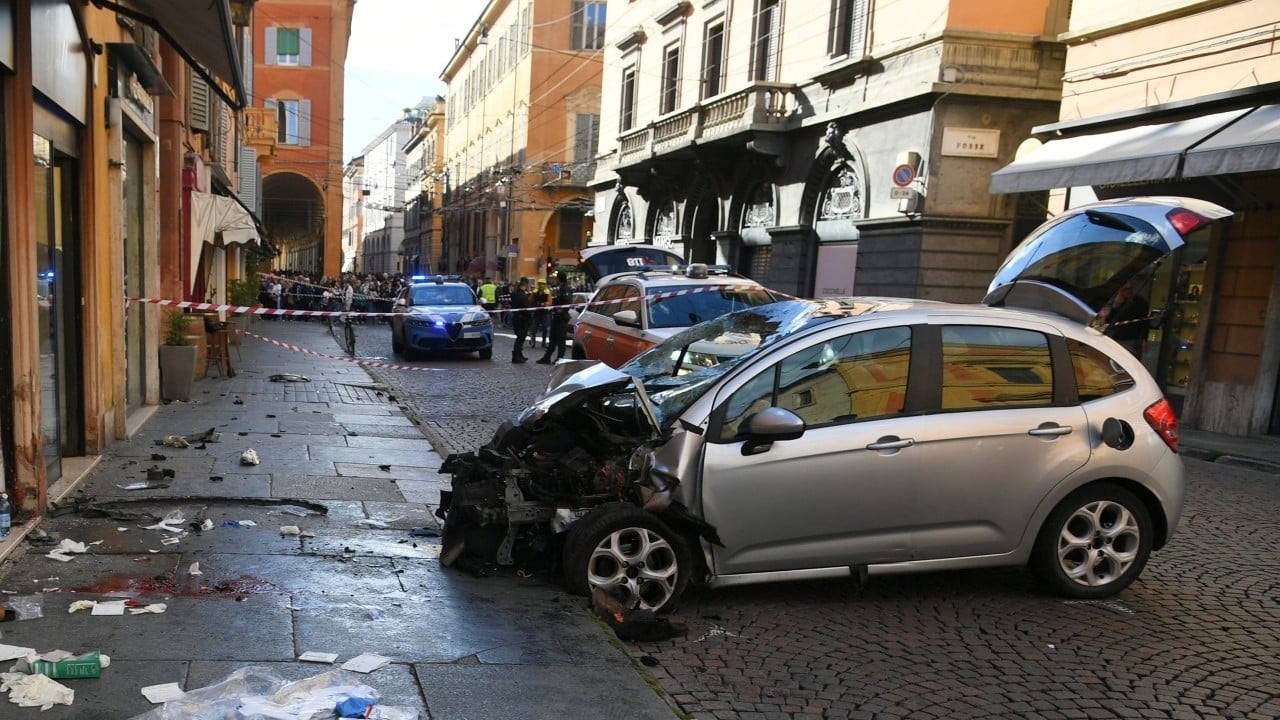 Homem atropela oito pessoas e tenta esfaquear pedestre em Modena