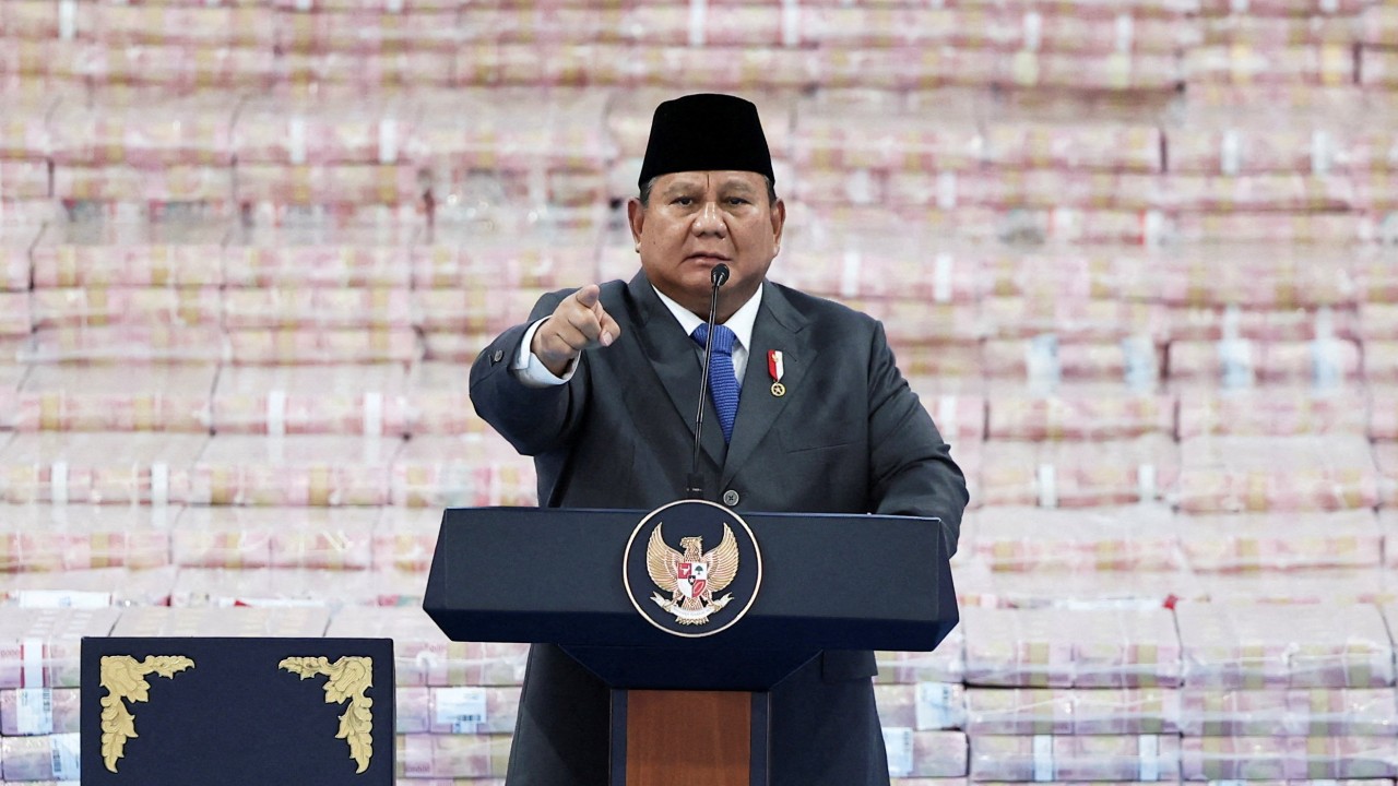 Indonesia's rupiah hits record low amid economic fears