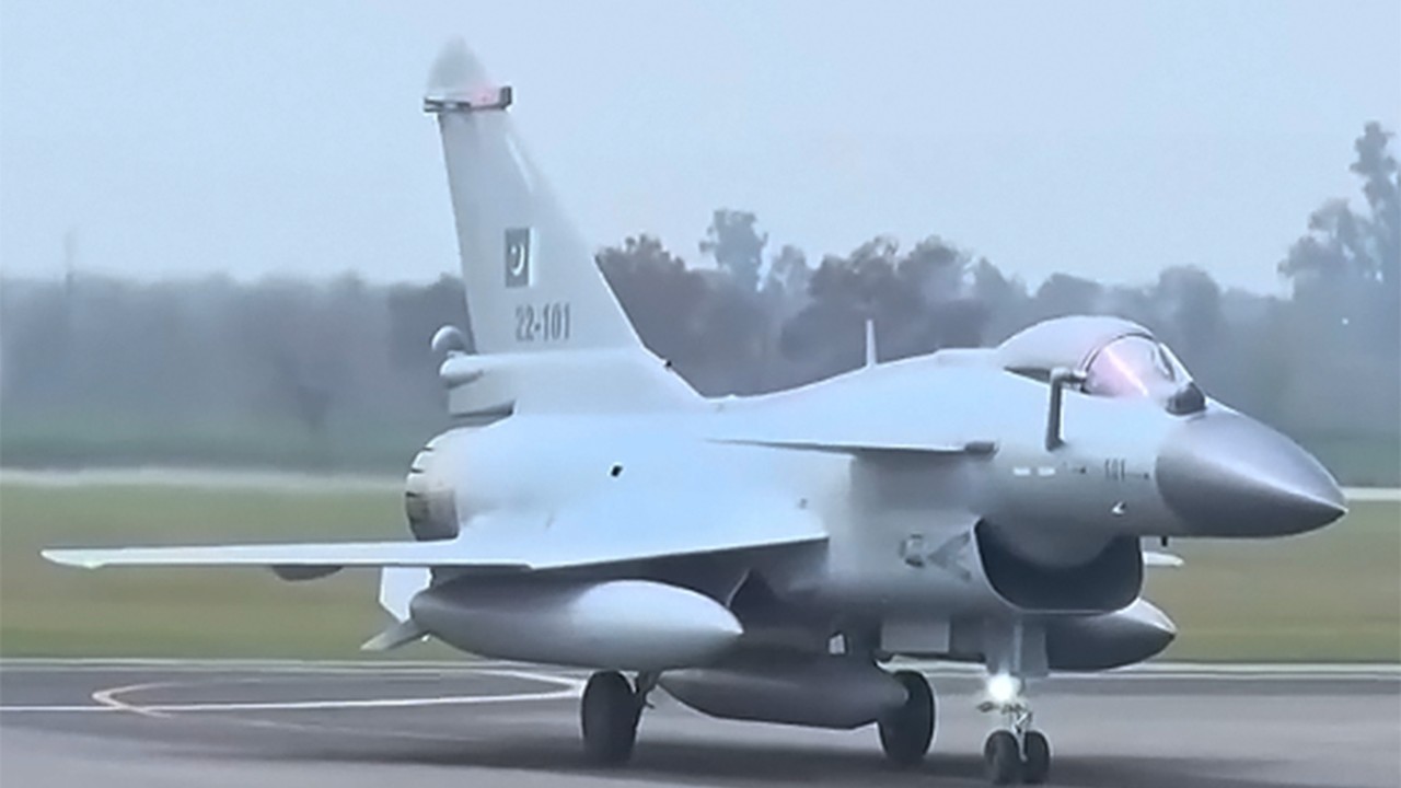 Caças chineses J-10CE vencem simulados contra Eurofighter por 9 a 0
