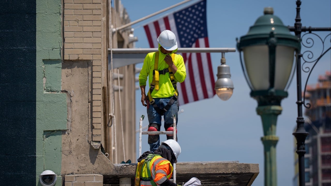 US jobless claims fall as lay-offs remain low despite economic uncertainty