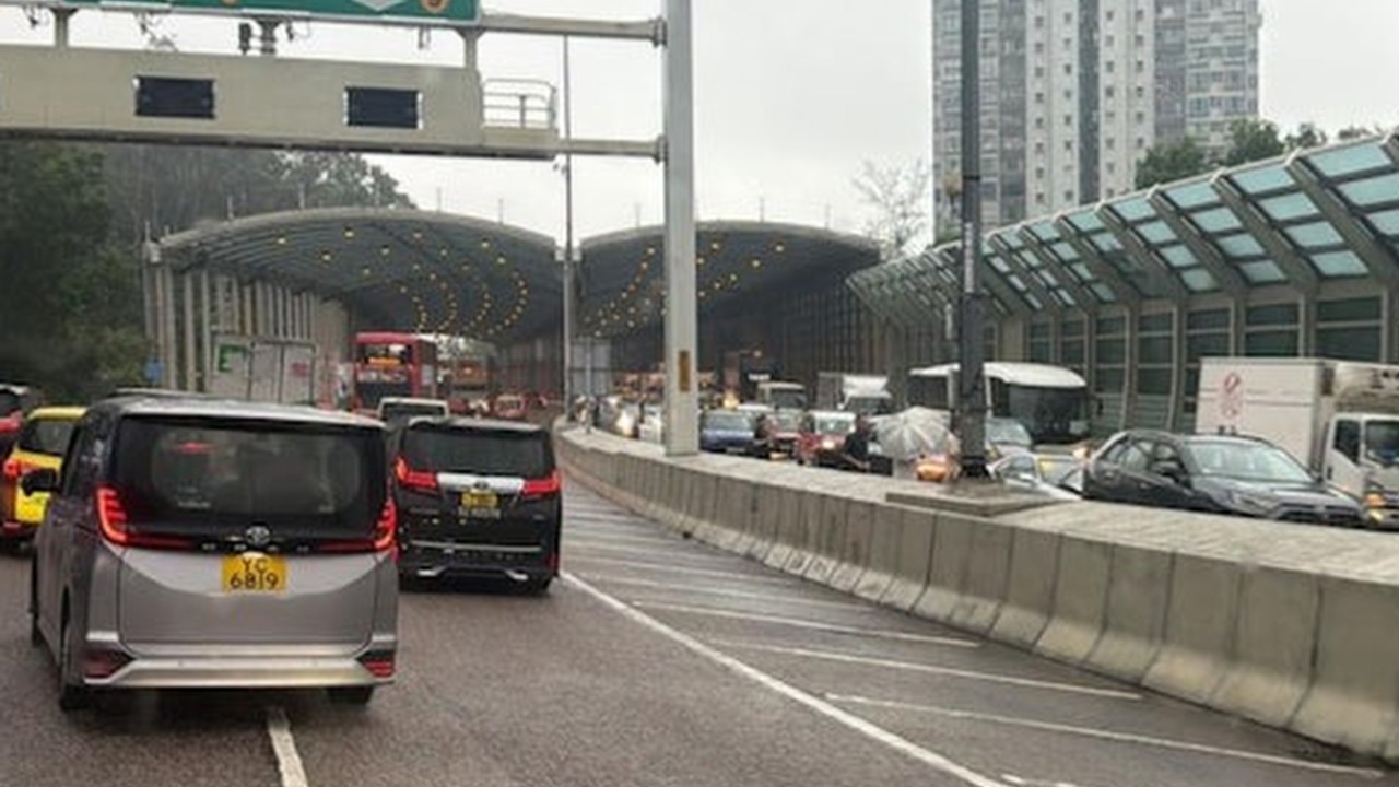 10-vehicle crash injures one in Hong Kong during rush hour storm