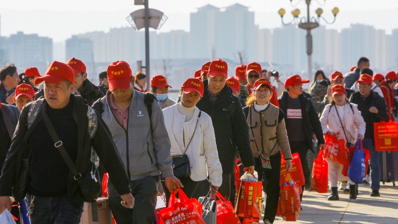 China eases hukou system for migrant workers' social insurance access