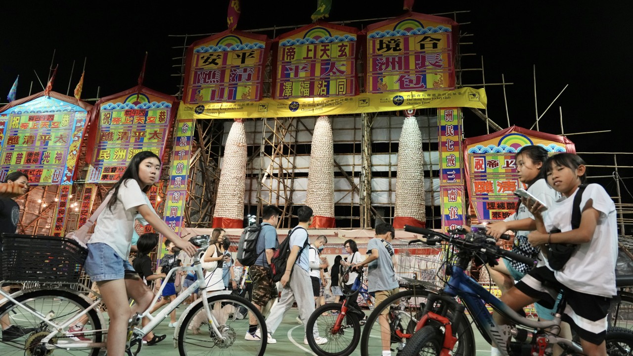Crowds top 18,000 for parade, bun scramble at Cheung Chau festival