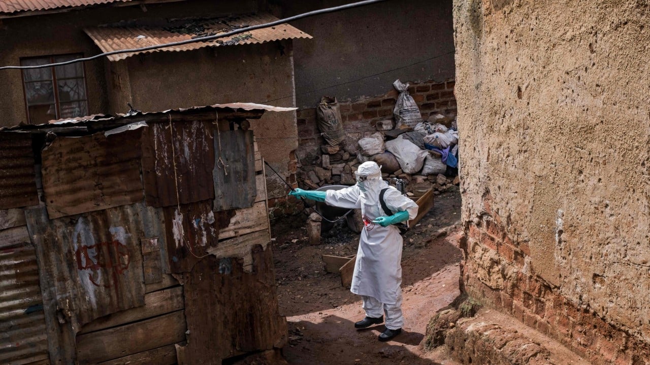 Uganda, nadir Ebola türü vakalarının artmasıyla DR Kongo sınırını kapattı