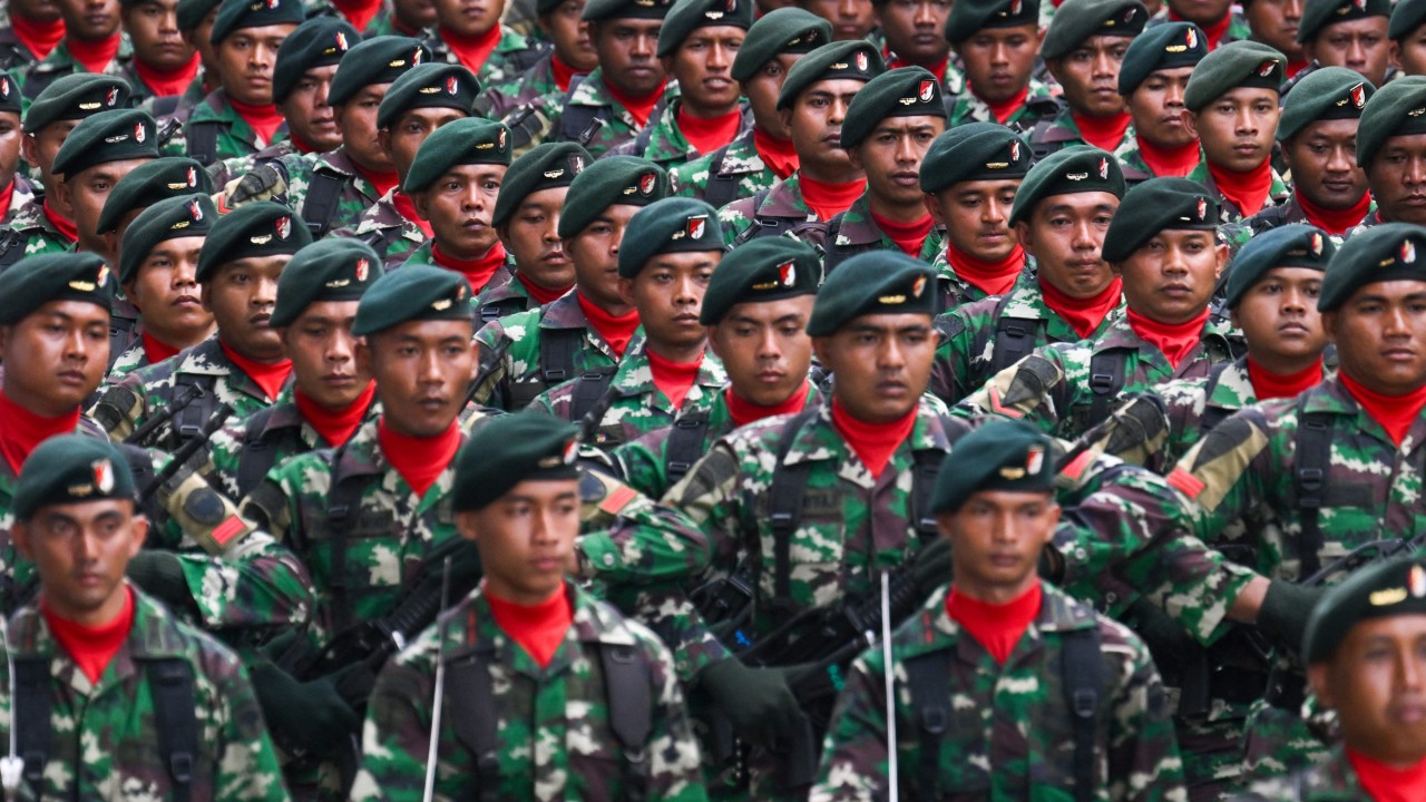 Jakarta deploys troops against muggers, stirring dark memories