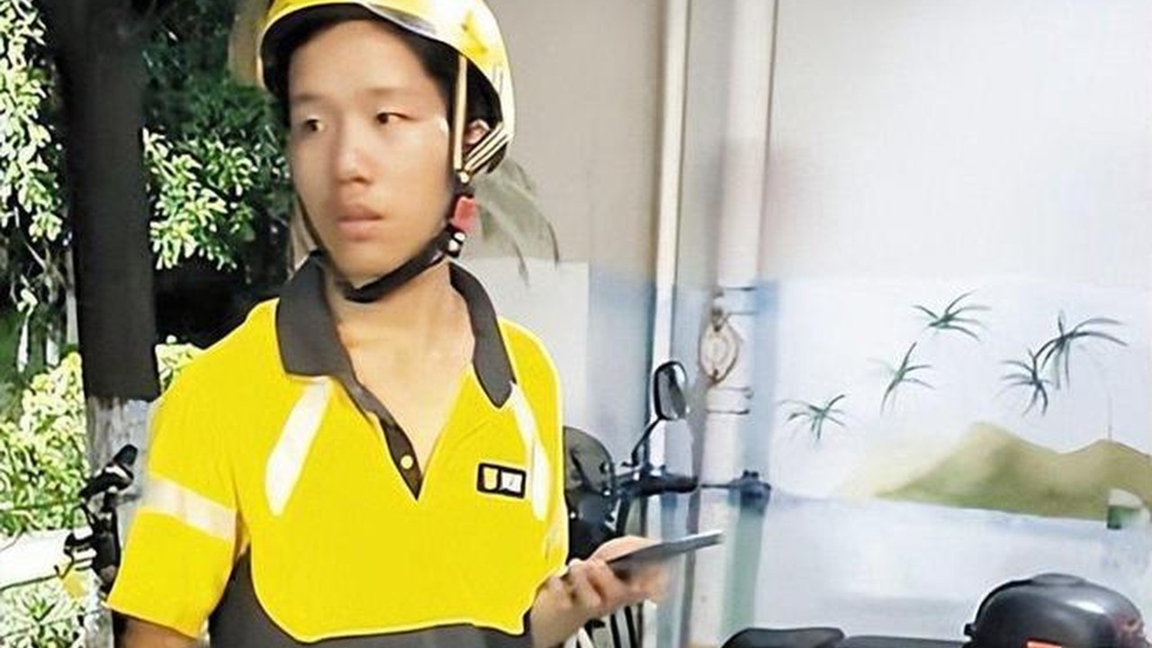 Chinese man, 19, lives under bridge with pet dog, works long hours to save for tuition