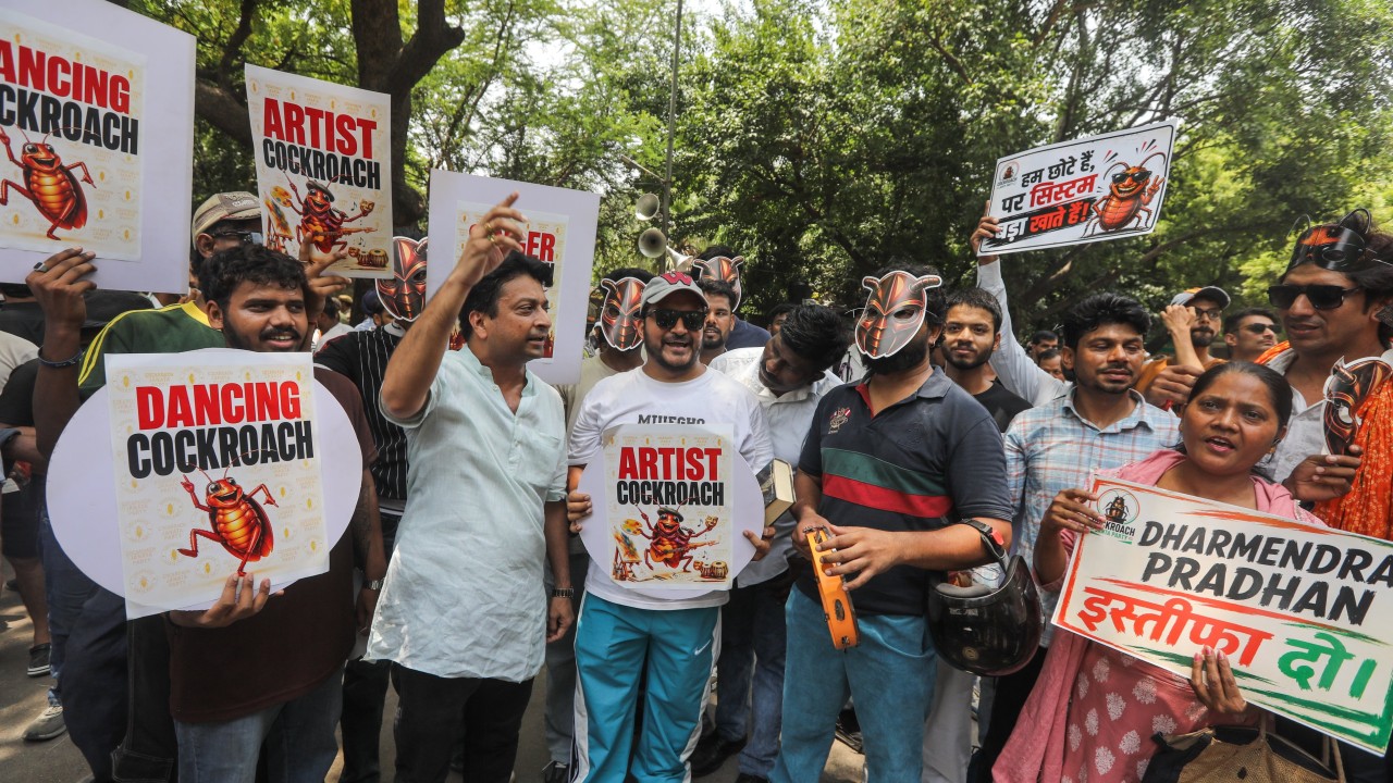 India protest: 'Cockroach' party founder joins demonstration