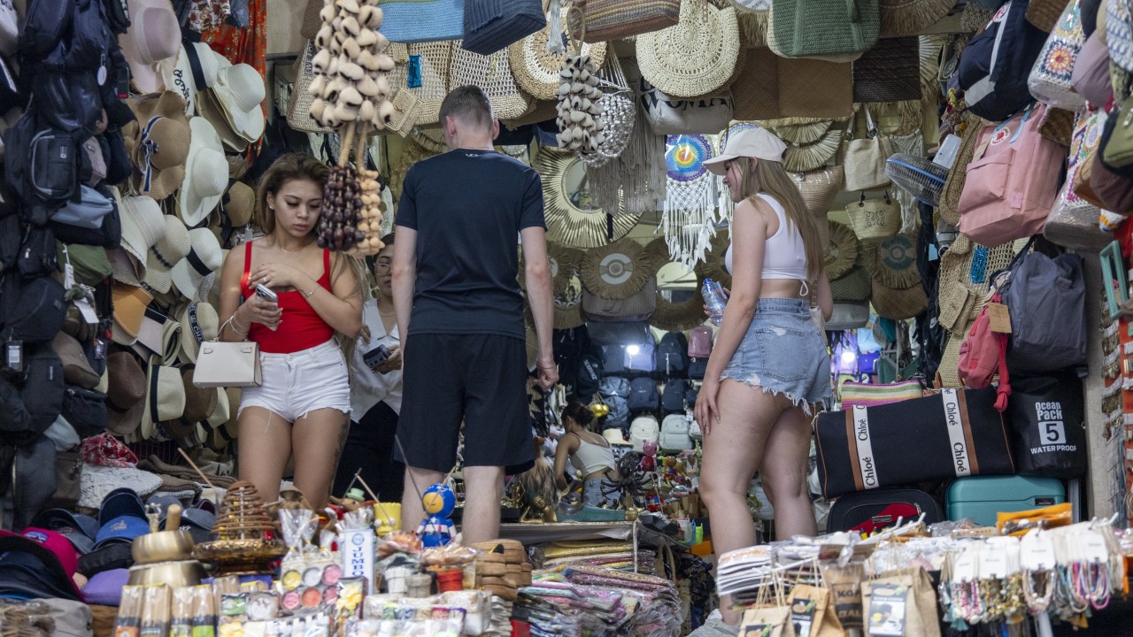 Slumping rupiah makes Indonesia irresistible for Malaysian tourists, shoppers