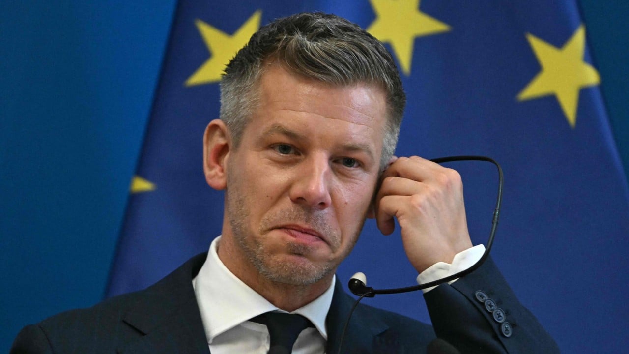 Hungary MPs back plan to cut their own salaries by