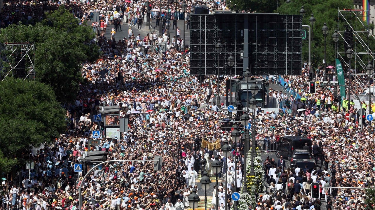 More than 1 million people flood Madrid streets to see Pope 